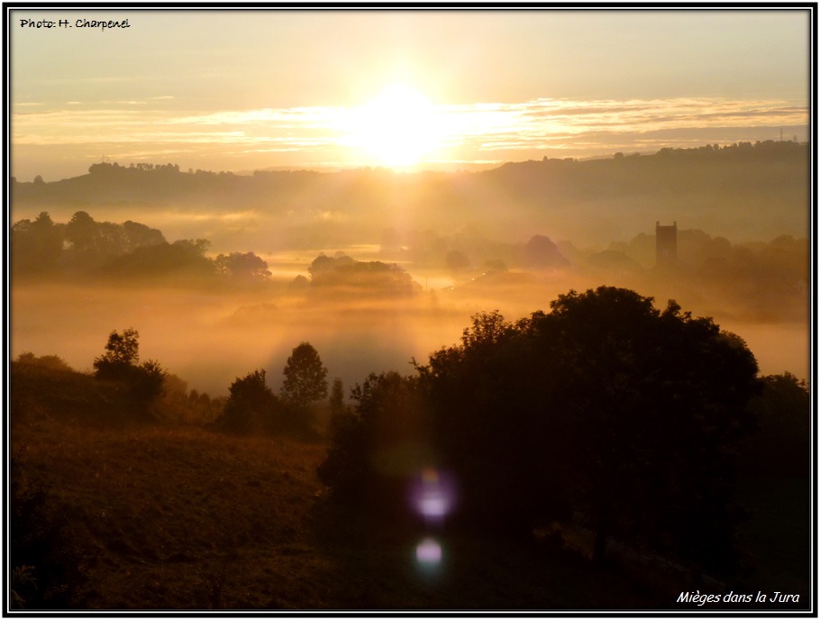 Lever du soleil sur Mieges - Jura