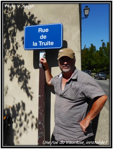 Hervé davant une rue du Vaucluse, inratable : la rue de la truite !